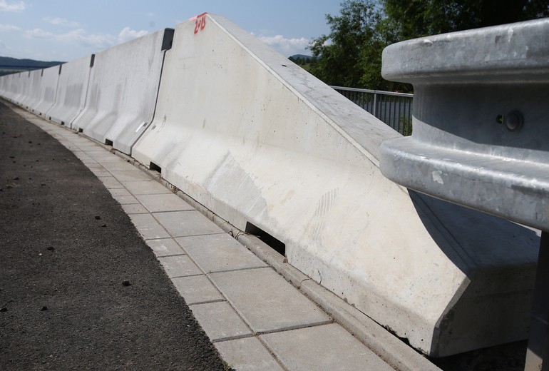 CSB - ROAD BARRIER TWO-SIDED 100