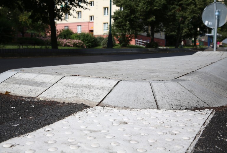 CSB - CURB STONE SPLAYED FOR ROUNDABOUTS