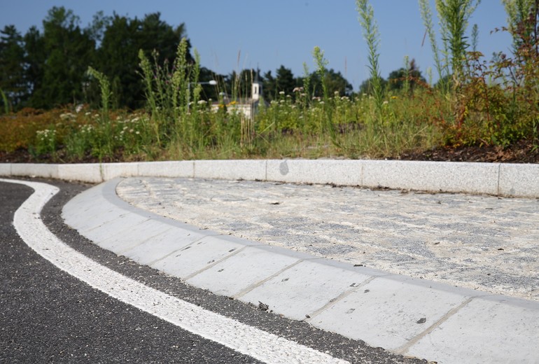 CSB - CURB STONE SPLAYED FOR ROUNDABOUTS