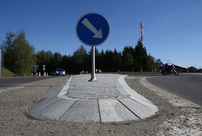 CSB - CURB STONE SPLAYED FOR ROUNDABOUTS